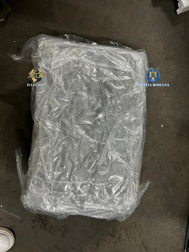 diicot foto afacere cu droguri esuata o femeie si un barbat prinsi in flagrant dupa ce au schimbat 14 diicot foto afacere cu droguri esuata o femeie si un barbat prinsi in flagrant dupa ce au schimbat 14