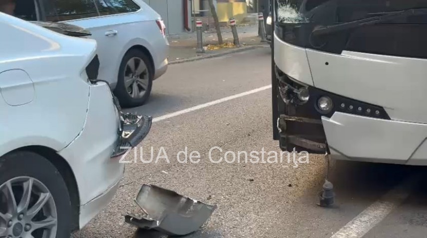 foto video accident rutier in constanta pe strada mircea cel batran un autobuz si o masina implicate foto video accident rutier in constanta pe strada mircea cel batran un autobuz si o masina implicate
