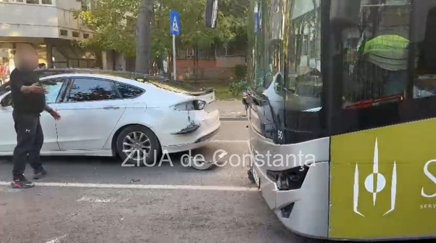 foto video accident rutier in constanta pe strada mircea cel batran un autobuz si o masina implicate foto video accident rutier in constanta pe strada mircea cel batran un autobuz si o masina implicate