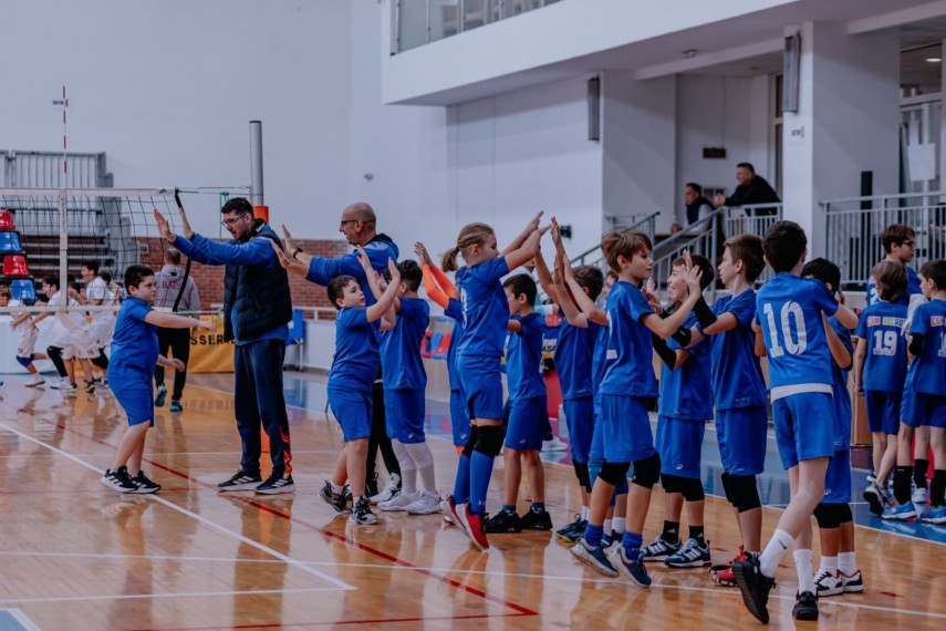 Echipa de minivolei a CSM Constanța, alături de antrenorii Constantin Alexe și Răzvan Parpală