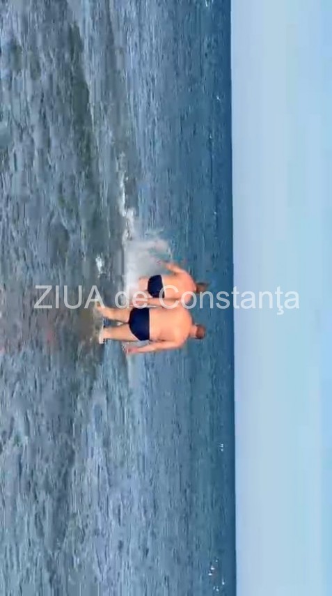foto video final de octombrie cu baie in mare la constanta cativa curajosi s au aventurat in apa rece foto video final de octombrie cu baie in mare la constanta cativa curajosi s au aventurat in apa rece