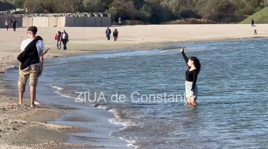 foto video final de octombrie cu baie in mare la constanta cativa curajosi s au aventurat in apa rece foto video final de octombrie cu baie in mare la constanta cativa curajosi s au aventurat in apa rece