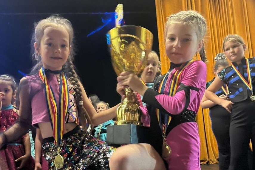 Bianca Ilie și Sophia Vicovan. Sursa foto: Facebook (TheFuture DanceStudio)