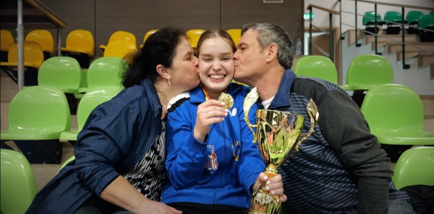 Elena Zaharia și părinții ei. Sursa foto: captură Facebook (Federația Română de Tenis de Masă)