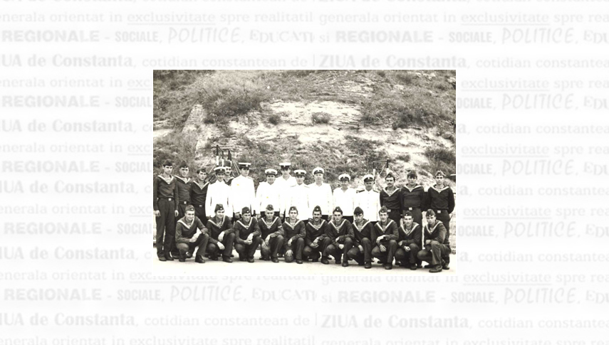 1980. Locotenentul Ștefan Georgescu (al doilea din stânga sus), împreună cu echipajul vânătorului de submarine 44, pe baza sportivă a Divizionului 50 Vânătoare de Submarine Mangalia