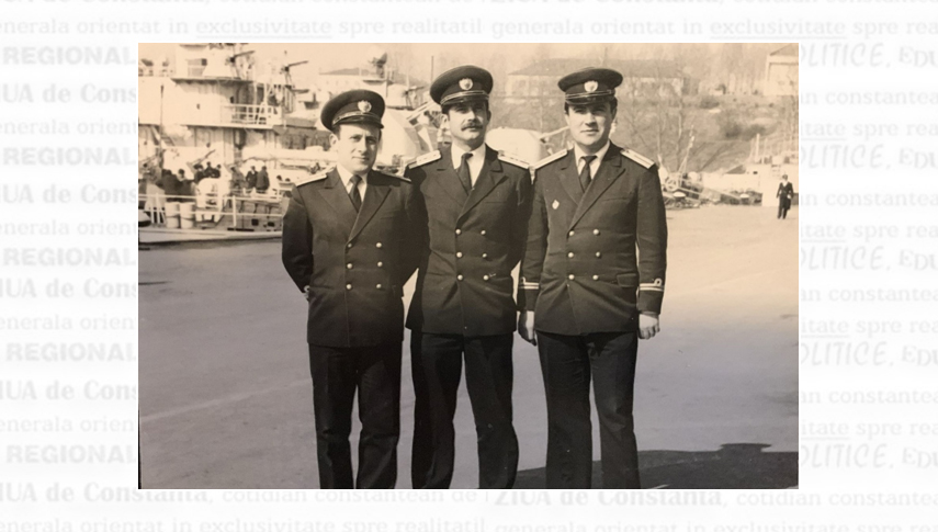 De la stânga la dreapta: Locotenentul Adrian Ioniță, căpitanul-locotenent Dumitru Savu, specialist Electromecanic și locotenentul Vasile Ivanov, specialist Transmisiuni în statul major al Divizionului 50 Vânătoare de Submarine. Colecția Comandor (rtr) Adrian Ioniță