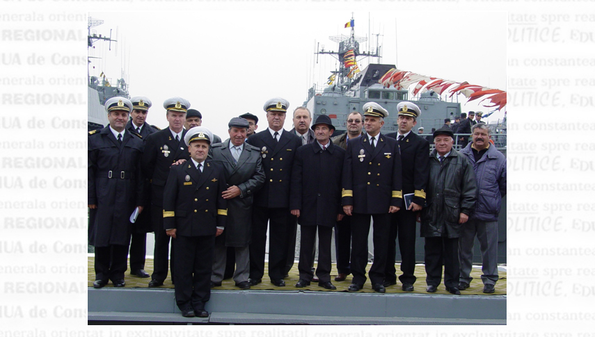 10 noiembrie 2005. Patru viitori amirali – Dorin Dănilă, șef al Statului Major al Forțelor Navale 2006-2010, Gheorghe Petria, Petruș-Dan Popescu și Dan Leahu, foști comandanți de divizion și de nave, alături de camarazi de breaslă care și-au desfășurat activitatea în Divizionul 50 Vânătoare de Submarine Mangalia. Foto: Leonard Mocanu