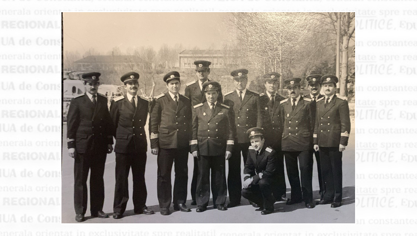 Statul major al Divizionului 50 Vânătoare de Submarine. De la stânga la dreapta: locotenentulMihai Bucur, căpitanul-locotenentDumitruSavu, căpitanul-locotenent Constantin Cărbune, locotenentul major Alfred Orășanu (în spate), căpitanul de rangul 2 Gheorghe Burețea, căpitanul-locotenent Gheorghe Petria, locotenentulVasile Ivanov, căpitanuling. Gheorghe Brustureanu, plutonierulGheorghe Dinu, locotenentul major CrinuUțășilocotenentul Adrian Ioniță (jos).Colecția Comandor (rtr) Adrian Ioniță