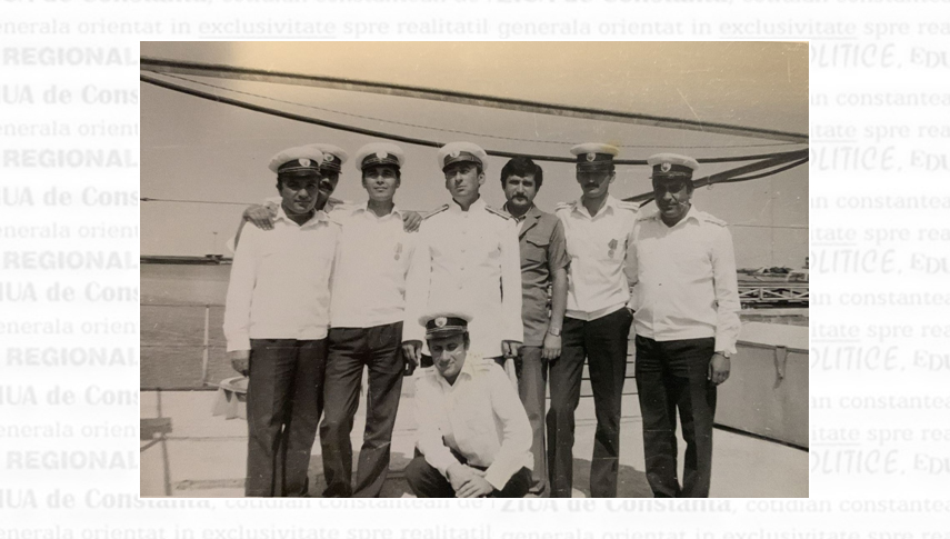 Comandanți de nave, ofițeri secunzi și specialiști din statul major al Divizionului 50 Vânătoare de Submarine. De la stânga la dreapta: locotenentul major intendent CosticăCășuneanu, căpitanulDumitruSavu, locotenentul major NuranCurtdede, căpitanul de rangul 3 VasileTomșa, locotenentul major Jean Pătrașcu, locotenentul major RaduȘerban, căpitanul-locotenent Adrian Dragomirși locotenentul Adrian Ioniță (jos). Colecția Comandor (rtr) Adrian Ioniță