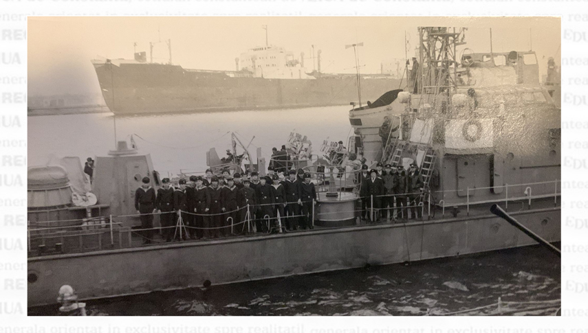 Decembrie 1989. Echipajul vânătorului de submarine 41, comandat de locotenentul major Adrian Ioniță, comandantul navei și al Secției, în Bazinul Administrației Portului LiberSulina, cu petrolierul “Prahova” pe fundal. Colecția Comandor (rtr) Adrian Ioniță