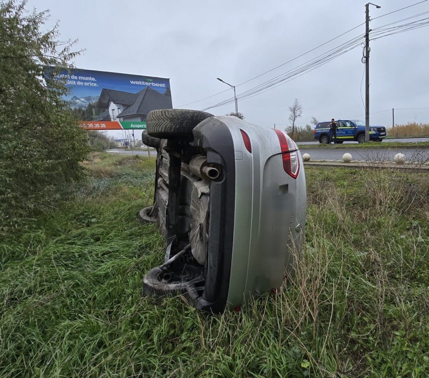 foto masina rasturnata pe soseaua e87 intre localitatile eforie nord si eforie sud 917165 foto masina rasturnata pe soseaua e87 intre localitatile eforie nord si eforie sud 917165