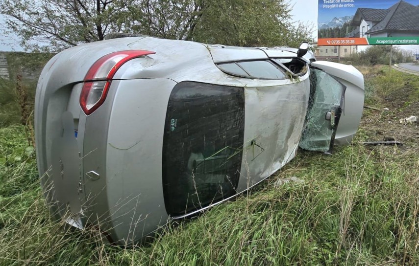 foto masina rasturnata pe soseaua e87 intre localitatile eforie nord si eforie sud 917165 foto masina rasturnata pe soseaua e87 intre localitatile eforie nord si eforie sud 917165