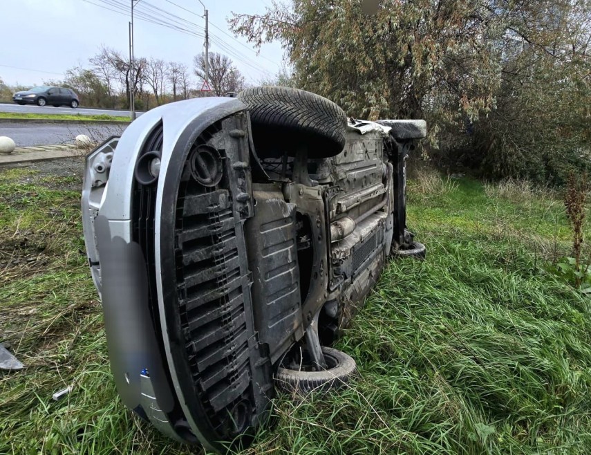 foto masina rasturnata pe soseaua e87 intre localitatile eforie nord si eforie sud 917165 foto masina rasturnata pe soseaua e87 intre localitatile eforie nord si eforie sud 917165