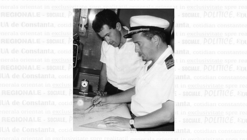 Comandantul de cursă lungă Gheorghe Balaban (dreapta) și ofițerul maritim II Nicolae Romulus Moise în comanda de navigație a cargoului “București”