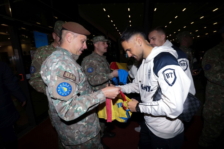 foto militarii din misiunea eufor althea au vizitat echipa nationala de fotbal a romaniei inaintea meciului foto militarii din misiunea eufor althea au vizitat echipa nationala de fotbal a romaniei inaintea meciului