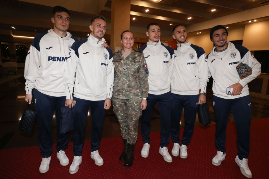 foto militarii din misiunea eufor althea au vizitat echipa nationala de fotbal a romaniei inaintea meciului foto militarii din misiunea eufor althea au vizitat echipa nationala de fotbal a romaniei inaintea meciului