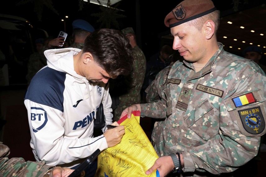 foto militarii din misiunea eufor althea au vizitat echipa nationala de fotbal a romaniei inaintea meciului foto militarii din misiunea eufor althea au vizitat echipa nationala de fotbal a romaniei inaintea meciului