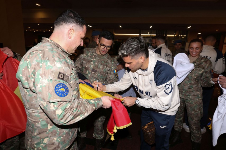 foto militarii din misiunea eufor althea au vizitat echipa nationala de fotbal a romaniei inaintea meciului foto militarii din misiunea eufor althea au vizitat echipa nationala de fotbal a romaniei inaintea meciului