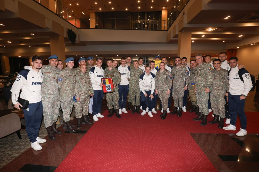 foto militarii din misiunea eufor althea au vizitat echipa nationala de fotbal a romaniei inaintea meciului foto militarii din misiunea eufor althea au vizitat echipa nationala de fotbal a romaniei inaintea meciului