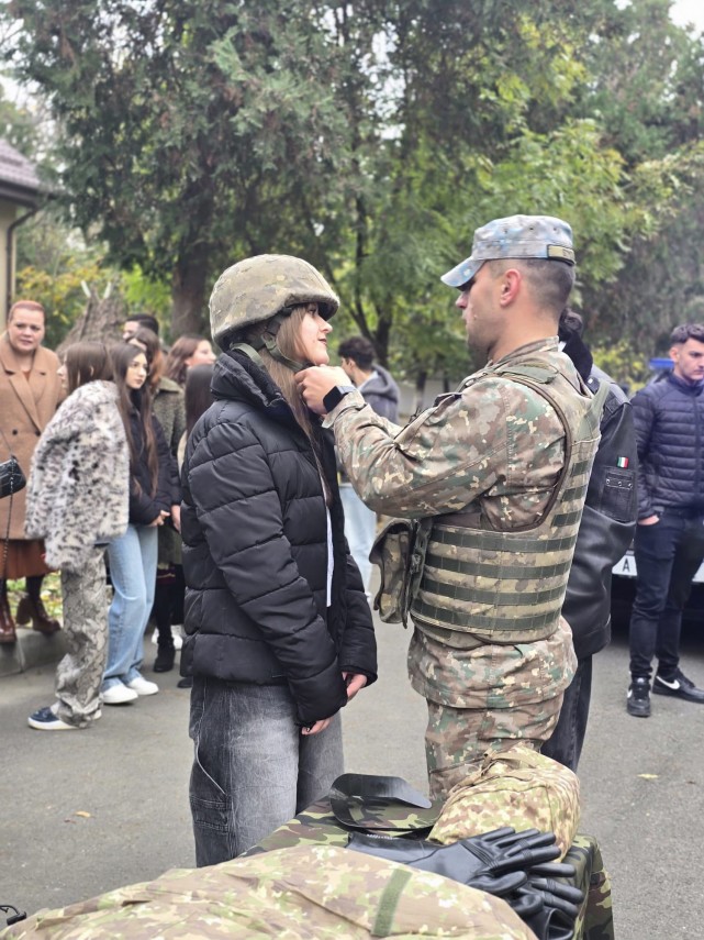foto militarii brigazii 9 mecanizata marasesti alaturi de elevii din mai multe unitati de invatamant foto militarii brigazii 9 mecanizata marasesti alaturi de elevii din mai multe unitati de invatamant