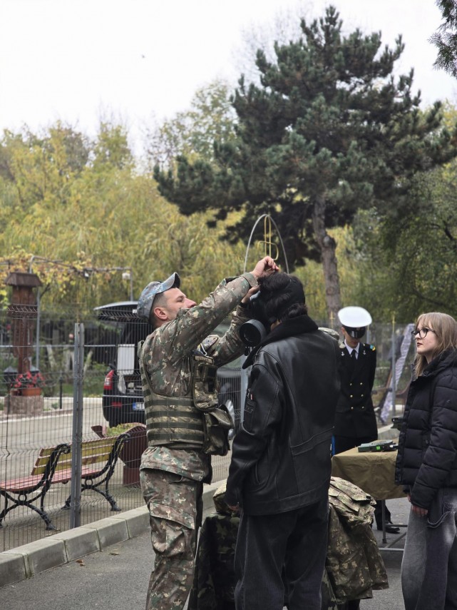 foto militarii brigazii 9 mecanizata marasesti alaturi de elevii din mai multe unitati de invatamant foto militarii brigazii 9 mecanizata marasesti alaturi de elevii din mai multe unitati de invatamant
