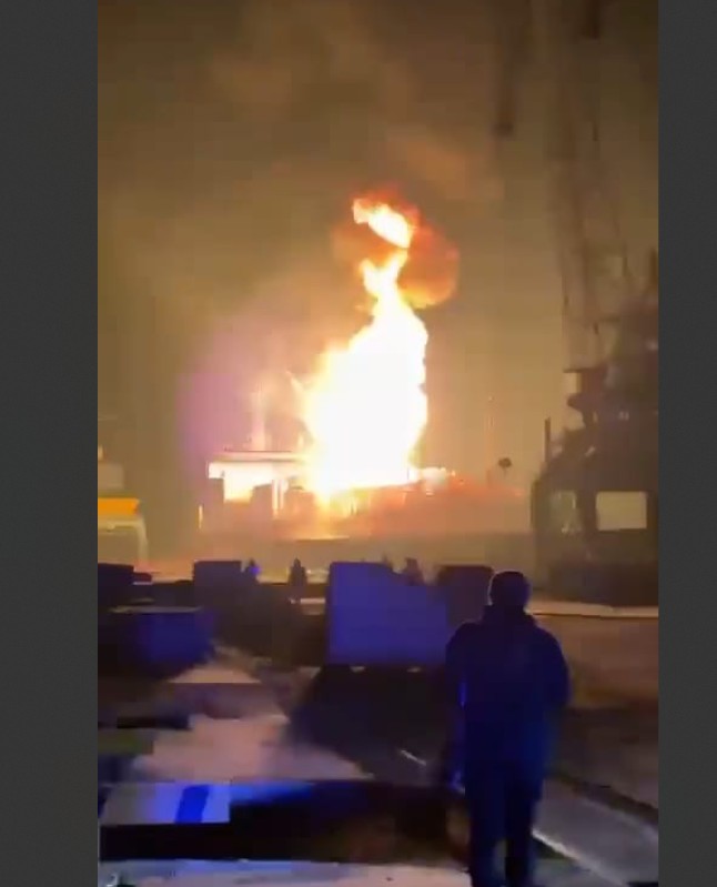 foto video noi imagini cu nava gpl cuprinsa de flacari langa ismail evacuare preventiva in tulcea 66 foto video noi imagini cu nava gpl cuprinsa de flacari langa ismail evacuare preventiva in tulcea 66