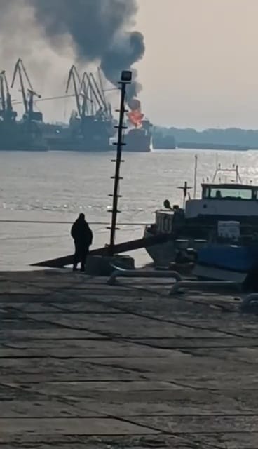 foto video noi imagini cu nava gpl cuprinsa de flacari langa ismail evacuare preventiva in tulcea 66 foto video noi imagini cu nava gpl cuprinsa de flacari langa ismail evacuare preventiva in tulcea 66