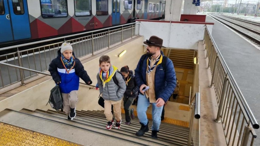 foto micii cercetasi intr o lectie de istorie feroviara in gara constanta 918130 foto micii cercetasi intr o lectie de istorie feroviara in gara constanta 918130