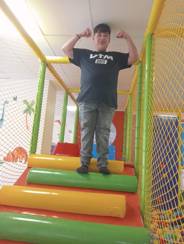 foto luca un tanar de 18 ani din romania lupta cu o malformatie severa a coloanei vreau doar sa pot trai foto luca un tanar de 18 ani din romania lupta cu o malformatie severa a coloanei vreau doar sa pot trai