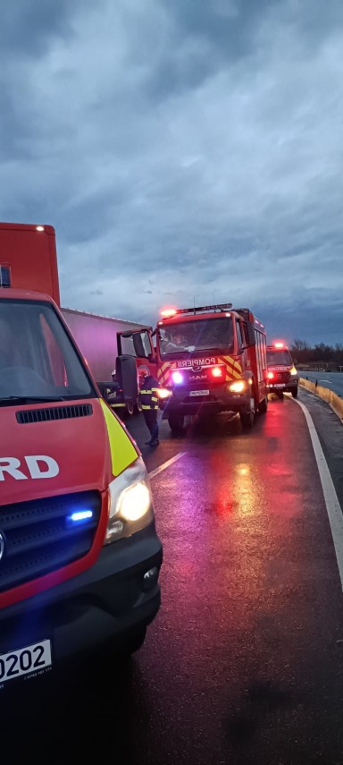 foto planul rosu activat in judetul sibiu dupa un grav accident rutier un microbuz de calatori rasturnat foto planul rosu activat in judetul sibiu dupa un grav accident rutier un microbuz de calatori rasturnat