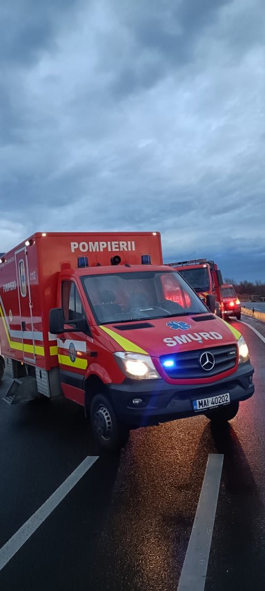foto planul rosu activat in judetul sibiu dupa un grav accident rutier un microbuz de calatori rasturnat foto planul rosu activat in judetul sibiu dupa un grav accident rutier un microbuz de calatori rasturnat