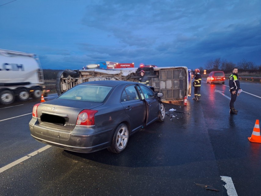 foto planul rosu activat in judetul sibiu dupa un grav accident rutier un microbuz de calatori rasturnat foto planul rosu activat in judetul sibiu dupa un grav accident rutier un microbuz de calatori rasturnat