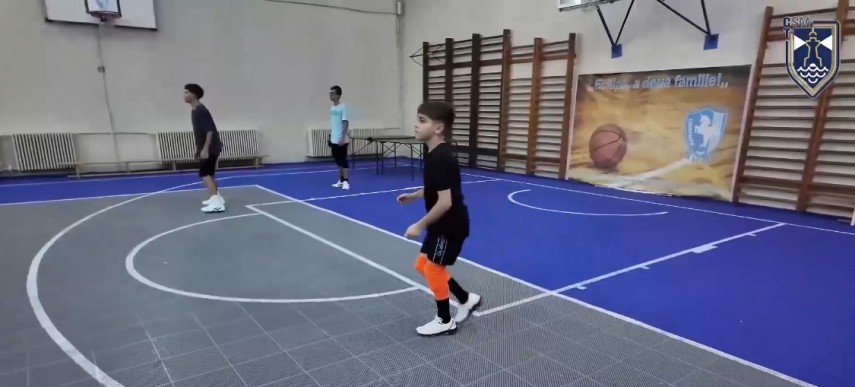 Nicholas Chingă, la antrenamentul grupei de speranțe. Sursa foto: captură Facebook (CSM Constanța)