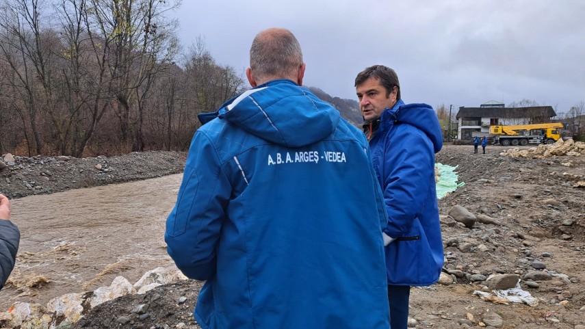 foto apele romane a doua verificare a capacitatii de tranzitare a debitelor pe raul arges aval de barajul foto apele romane a doua verificare a capacitatii de tranzitare a debitelor pe raul arges aval de barajul