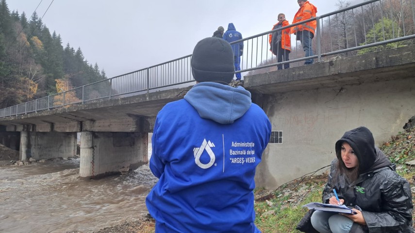 foto apele romane a doua verificare a capacitatii de tranzitare a debitelor pe raul arges aval de barajul foto apele romane a doua verificare a capacitatii de tranzitare a debitelor pe raul arges aval de barajul