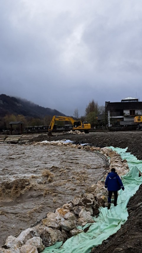 foto apele romane a doua verificare a capacitatii de tranzitare a debitelor pe raul arges aval de barajul foto apele romane a doua verificare a capacitatii de tranzitare a debitelor pe raul arges aval de barajul