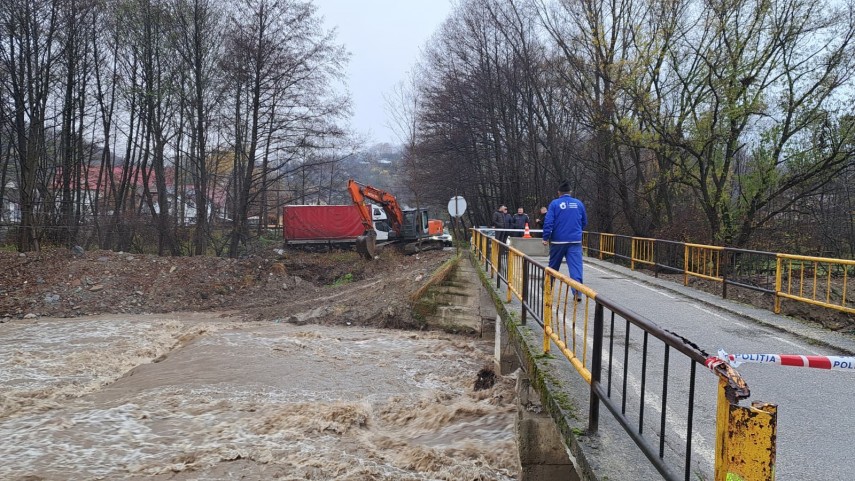foto apele romane a doua verificare a capacitatii de tranzitare a debitelor pe raul arges aval de barajul foto apele romane a doua verificare a capacitatii de tranzitare a debitelor pe raul arges aval de barajul