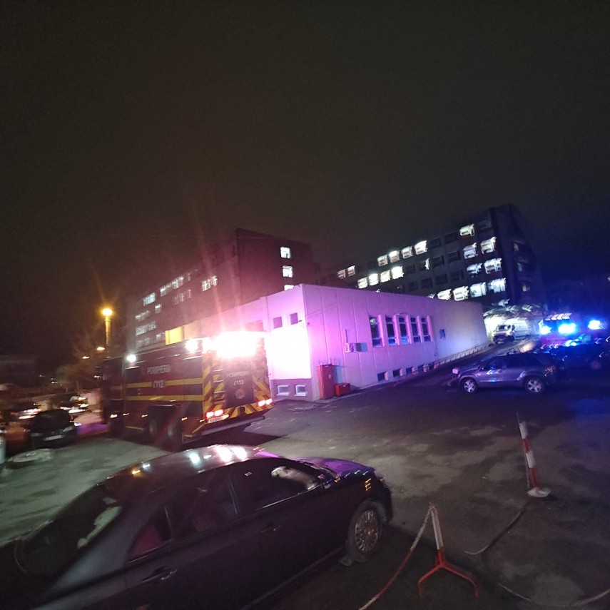 stiri romania fum degajat la subsolul spitalului municipal roman intervin pompierii 918459 stiri romania fum degajat la subsolul spitalului municipal roman intervin pompierii 918459