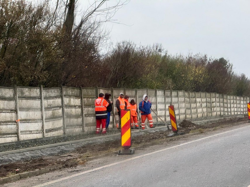 foto video se amenajeaza trotuar in zona accidentului din 2 mai vama veche in urma caruia doi tineri foto video se amenajeaza trotuar in zona accidentului din 2 mai vama veche in urma caruia doi tineri