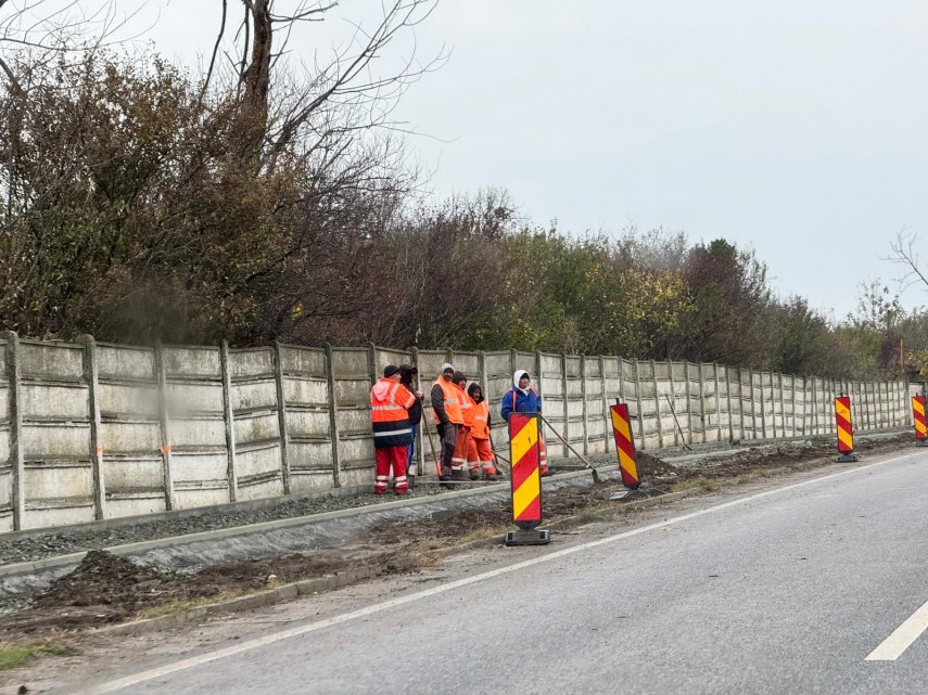 foto video se amenajeaza trotuar in zona accidentului din 2 mai vama veche in urma caruia doi tineri foto video se amenajeaza trotuar in zona accidentului din 2 mai vama veche in urma caruia doi tineri