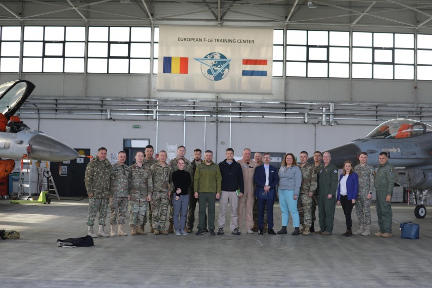 foto oficiali americani in vizita in romania pentru a promova parteneriatul bilateral in domeniul apararii foto oficiali americani in vizita in romania pentru a promova parteneriatul bilateral in domeniul apararii