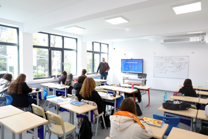 foto inapoi in clase moderne o parte dintre elevii de la liceul teoretic george calinescu constanta s foto inapoi in clase moderne o parte dintre elevii de la liceul teoretic george calinescu constanta s