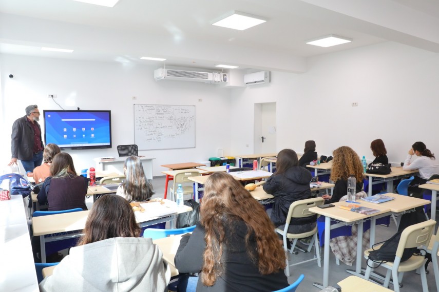 foto inapoi in clase moderne o parte dintre elevii de la liceul teoretic george calinescu constanta s foto inapoi in clase moderne o parte dintre elevii de la liceul teoretic george calinescu constanta s