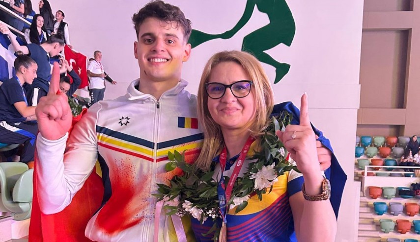 Leonard Manta, alături de mama sa. Sursa foto: Facebook (Bianca Manta) 