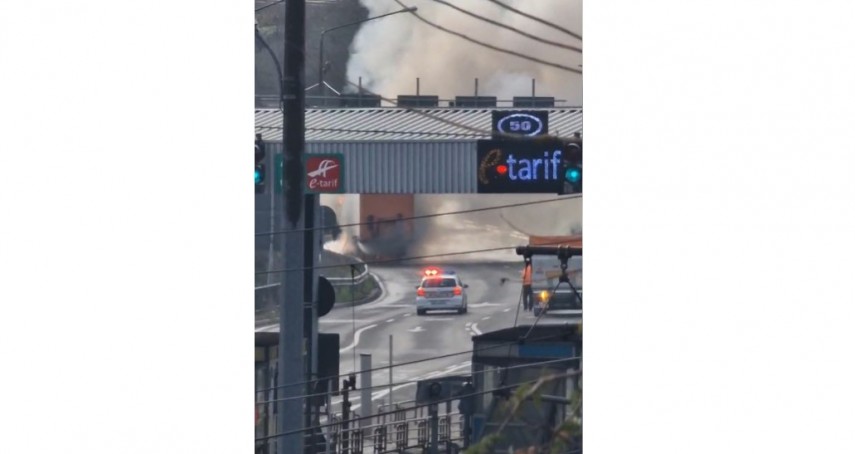 foto video tir in flacari pe autostrada a2 bucuresti constanta in apropierea statiei de taxare de la foto video tir in flacari pe autostrada a2 bucuresti constanta in apropierea statiei de taxare de la