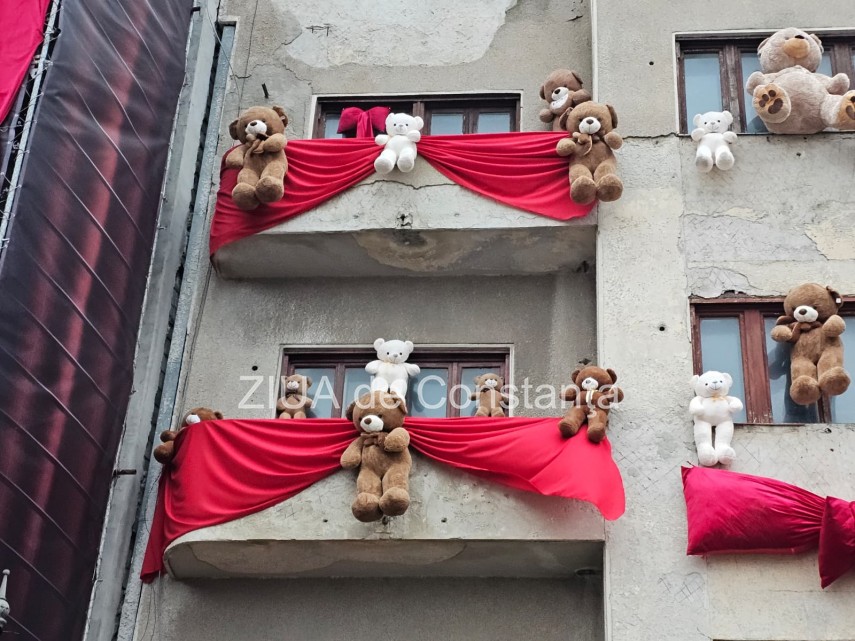 foto video ursi de plus atarnati pe pe fatada cladiri din piata ovidiu organizatori am dorit sa mai acopar foto video ursi de plus atarnati pe pe fatada cladiri din piata ovidiu organizatori am dorit sa mai acopar