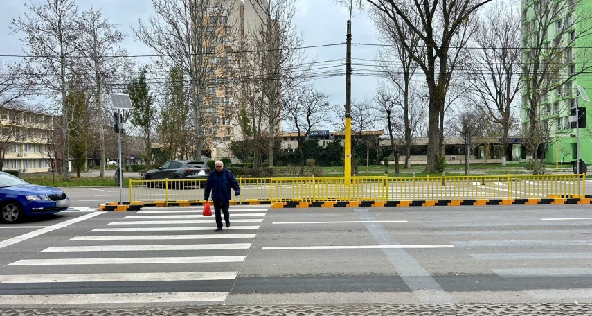 foto primaria constanta un nou scuar median a fost amenajat la trecerea de pietoni situata pe bulevardul foto primaria constanta un nou scuar median a fost amenajat la trecerea de pietoni situata pe bulevardul