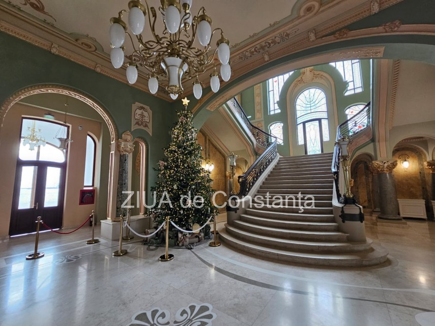 FOTO+VIDEO: Bradul de Craciun lumineaza din nou la Cazinoul Constanta! Puteti transforma magia sarbatorilor intr-o amintire autentica    