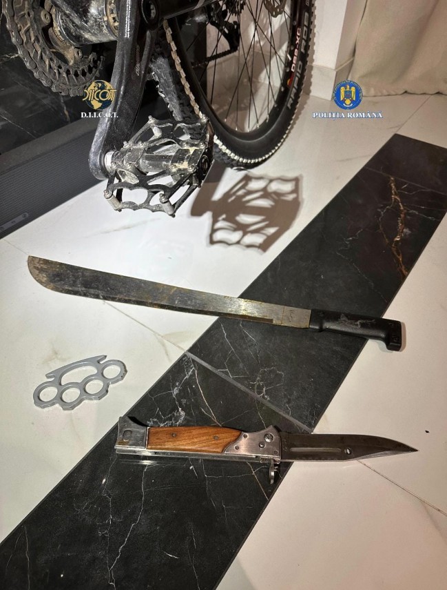 foto perchezitii de amploare intr un dosar de trafic de droguri si spalare de bani descinderi si la doua foto perchezitii de amploare intr un dosar de trafic de droguri si spalare de bani descinderi si la doua