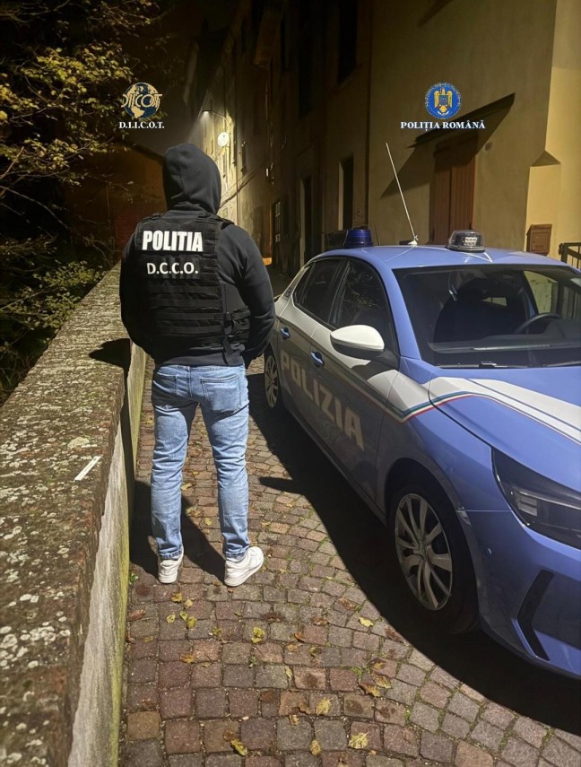 foto perchezitii de amploare intr un dosar de trafic de droguri si spalare de bani descinderi si la doua foto perchezitii de amploare intr un dosar de trafic de droguri si spalare de bani descinderi si la doua